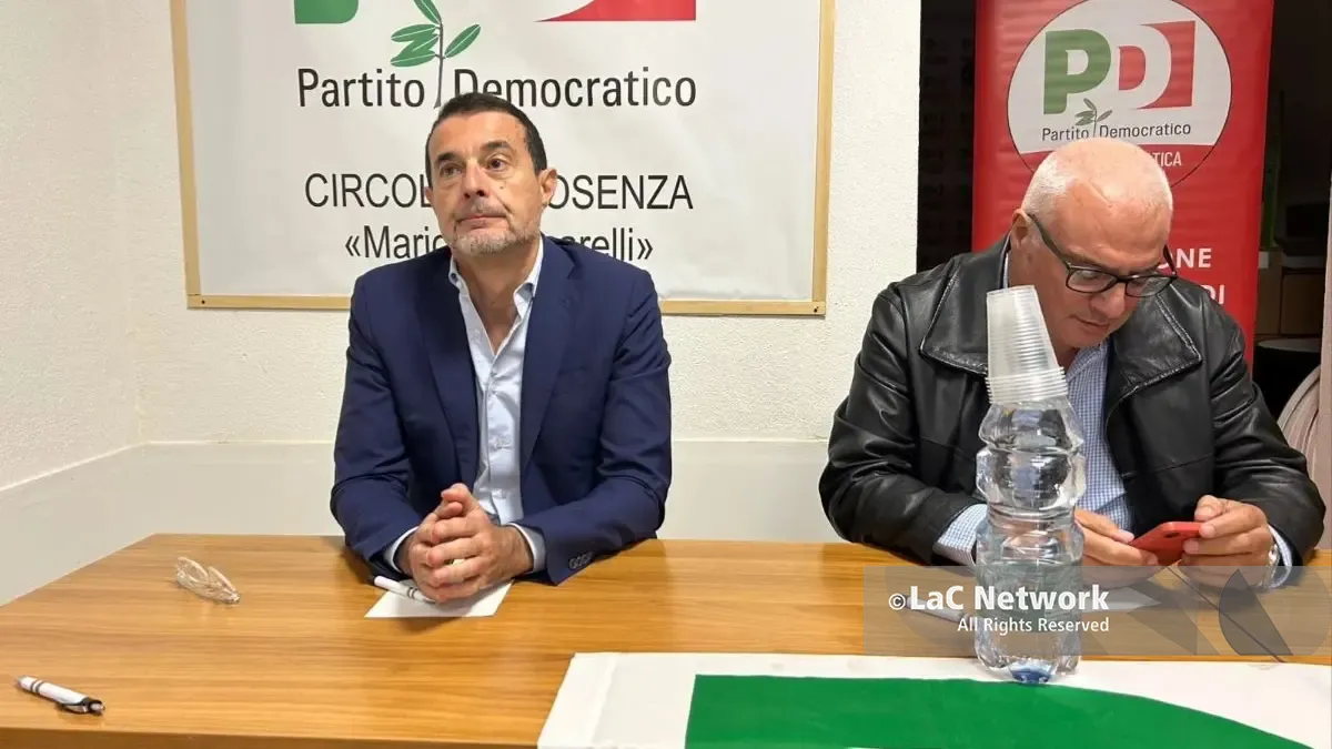<p>Il commissario Stefanazzi nel circolo Pd Cosenza</p>\\n