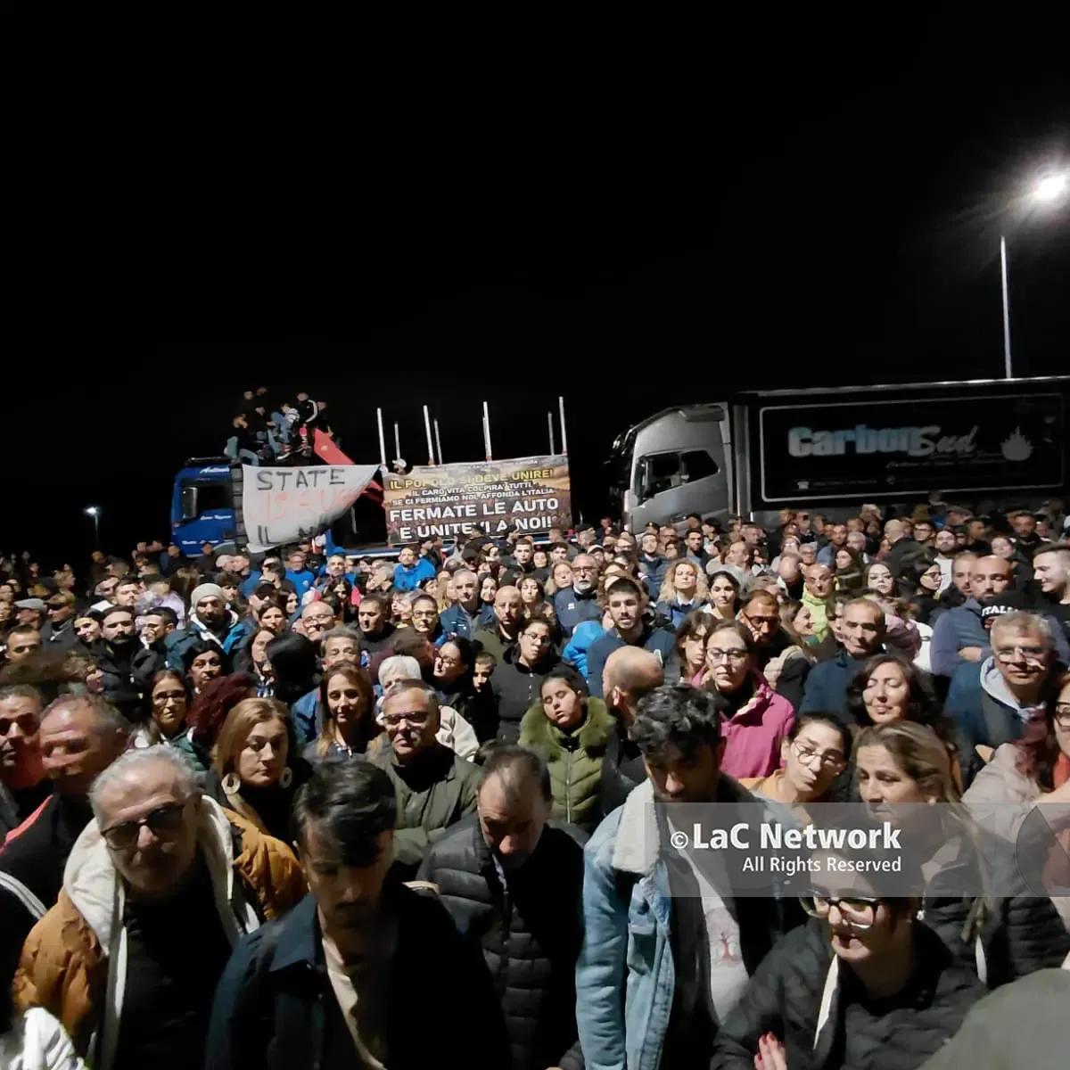 <p>Carovita, centinaia di persone al presidio di Vazzano per tenere accesa la protesta: «Vogliamo poter vivere in Calabria»</p>