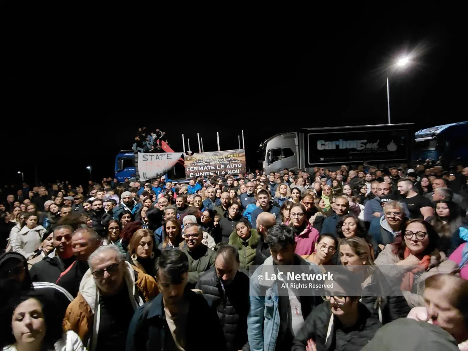 Carovita, le Serre non si arrendono: centinaia di persone al presidio di Vazzano per tenere accesa la protesta\n