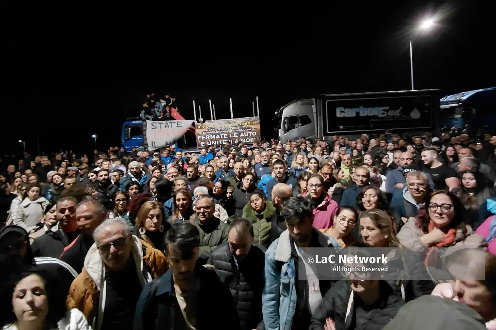 <p>Carovita, <span style=\"color:hsl(0, 75%, 60%);\">le Serre non si arrendono</span>: centinaia di persone al presidio di Vazzano per tenere accesa la protesta</p>