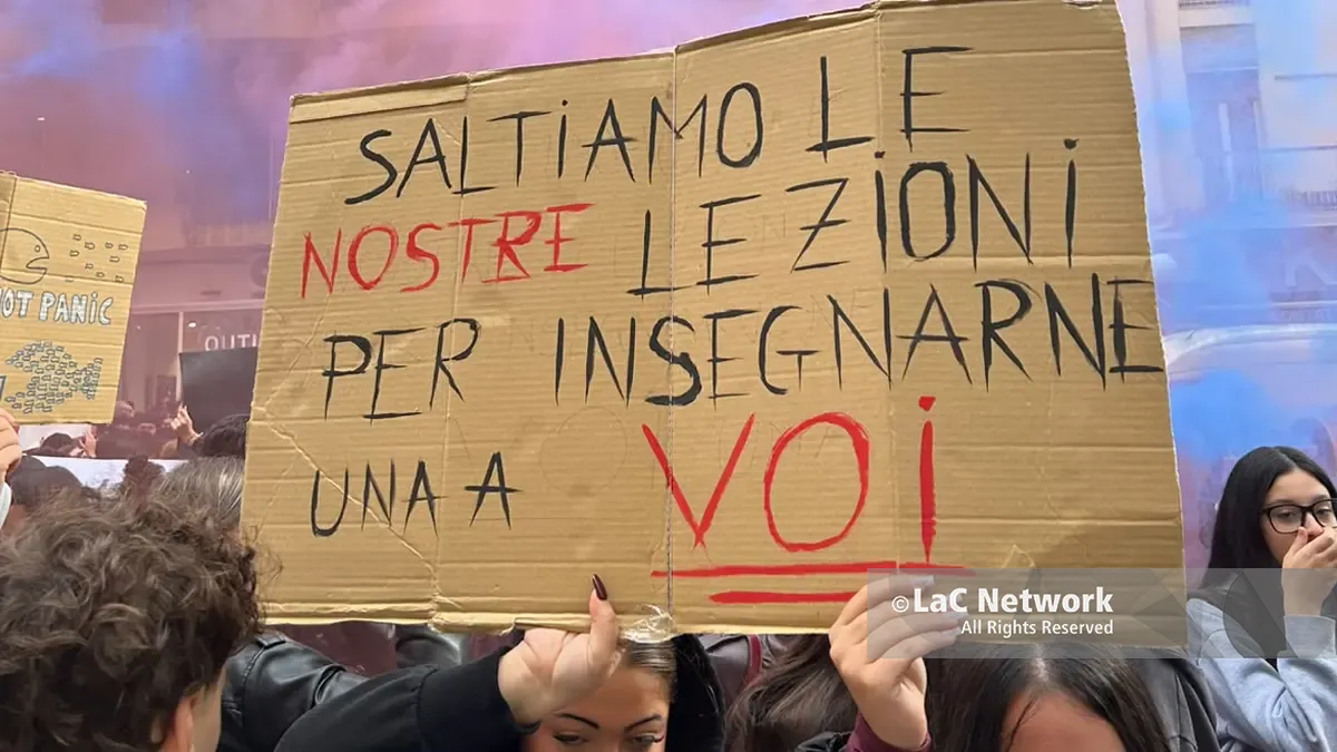 Uno dei tanti manifesti al corteo degli studenti