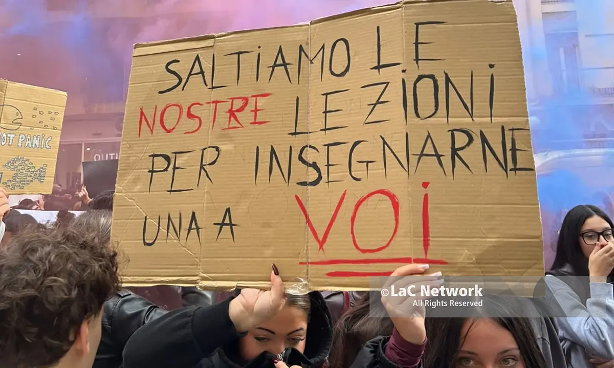 Libri troppo cari, scuole a pezzi e soldi alle armi: perché gli studenti non accettano più il presente\n