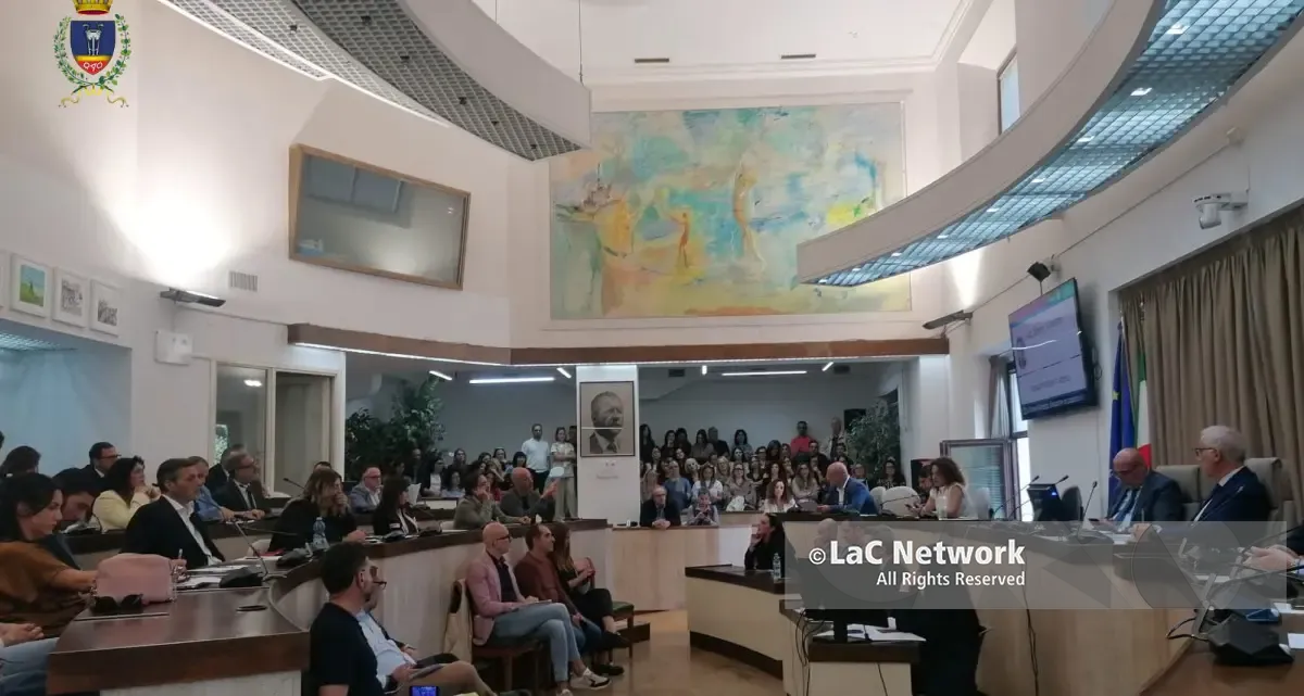 Crisi occupazionale a Crotone, il Consiglio comunale affronta le vertenze “Konecta” e “Chiama Roma”: attesa per i tavoli ministeriali\n