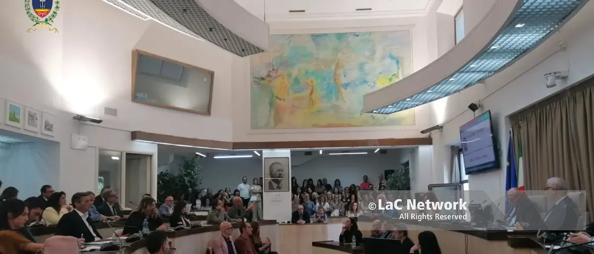 Crisi occupazionale a Crotone, il Consiglio comunale affronta le vertenze “Konecta” e “Chiama Roma”: attesa per i tavoli ministeriali\n