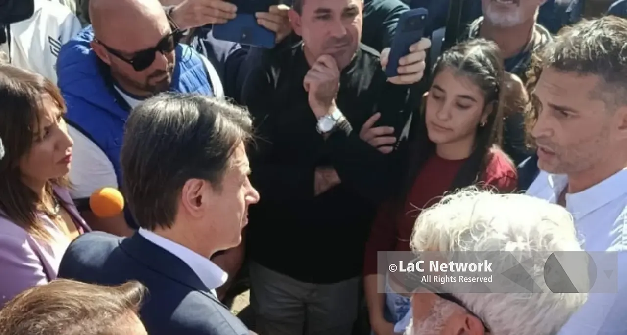 Caro carburanti, Giuseppe Conte incontra agricoltori e autotrasportatori a Pizzo: «Il Governo ha negato la crisi»\n