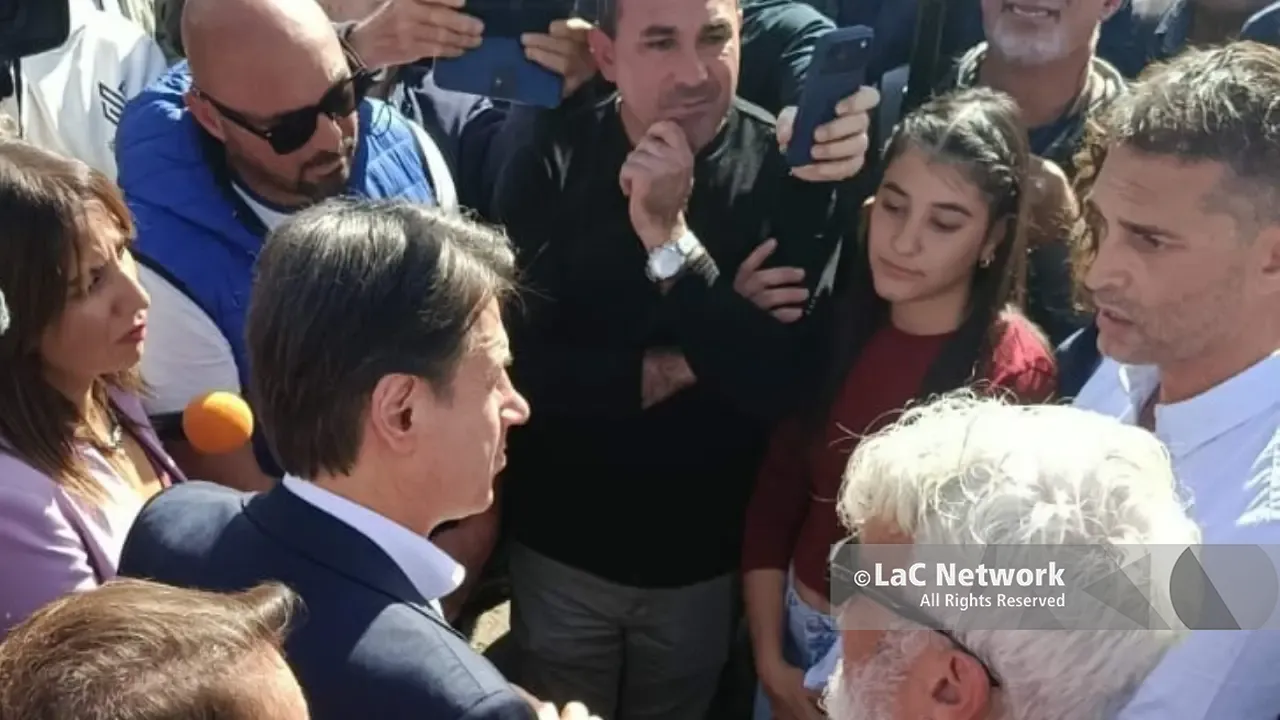 Conte a Pizzo incontra agricoltori e autotrasportatori, la paura di una studentessa vibonese: «Il futuro mi terrorizza, è come se non esistessimo»\n