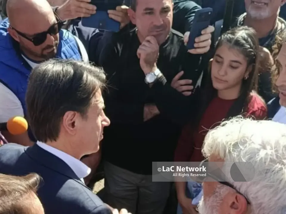 Conte a Pizzo incontra agricoltori e autotrasportatori, la paura di una studentessa vibonese: «Il futuro mi terrorizza, è come se non esistessimo»