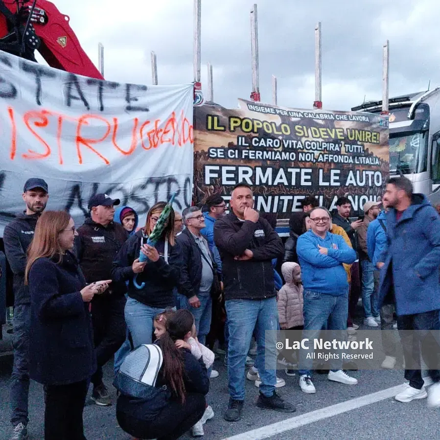 Protesta dei Tir, 35 sindaci del Vibonese scrivono a Meloni e Salvini: «I blocchi sono finiti, ma la battaglia continua»\n