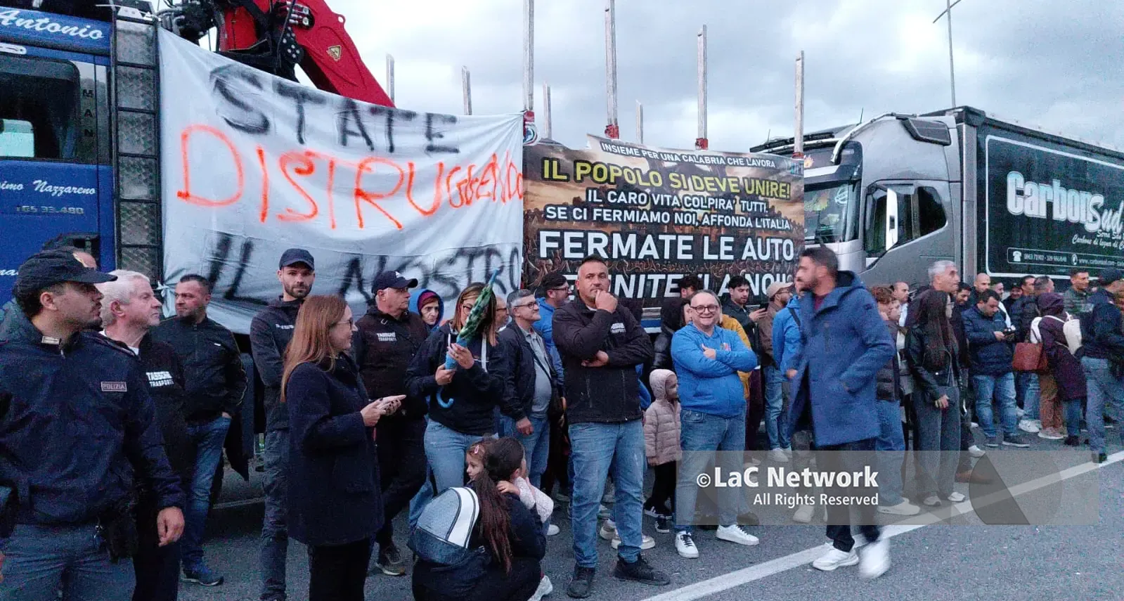 Protesta dei Tir, 35 sindaci del Vibonese scrivono a Meloni e Salvini: «I blocchi sono finiti, ma la battaglia continua»\n