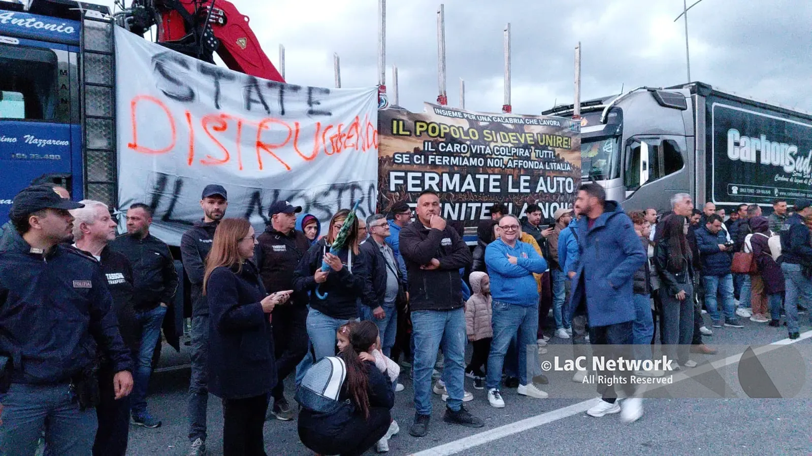 Protesta dei Tir, 35 sindaci del Vibonese scrivono a Meloni e Salvini: «I blocchi sono finiti, ma la battaglia continua»\n