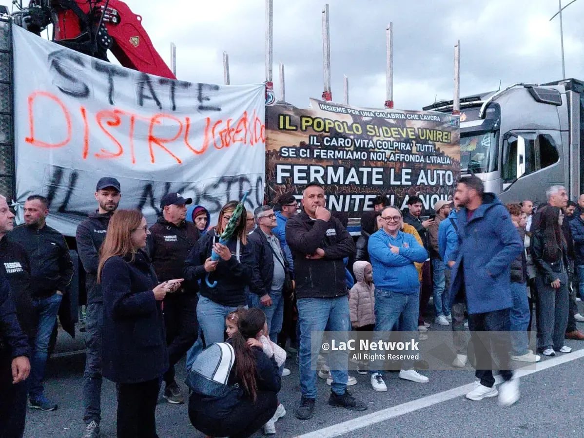 Protesta dei Tir, 36 sindaci del Vibonese scrivono a Meloni e Salvini: «I blocchi sono finiti, ma la battaglia continua»