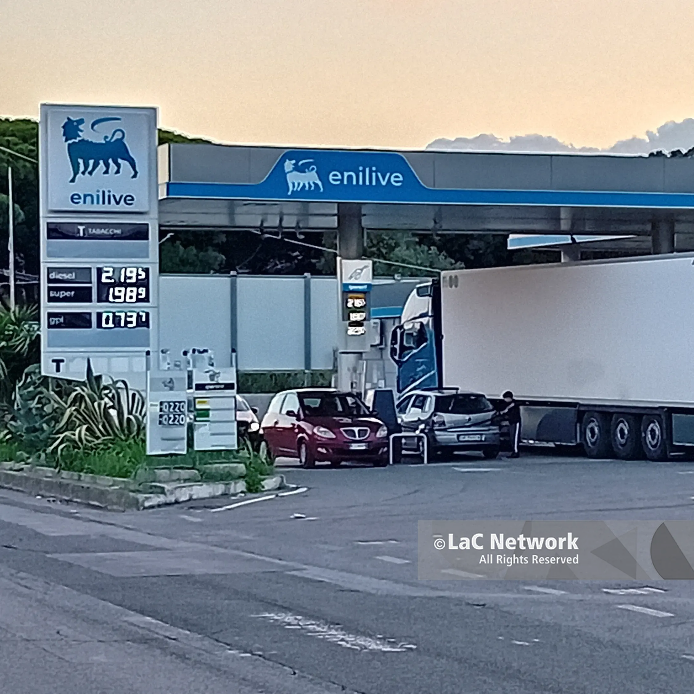 Carburanti, Eni proroga il tetto ai prezzi fino a fine anno: cosa cambia per benzina e diesel\n