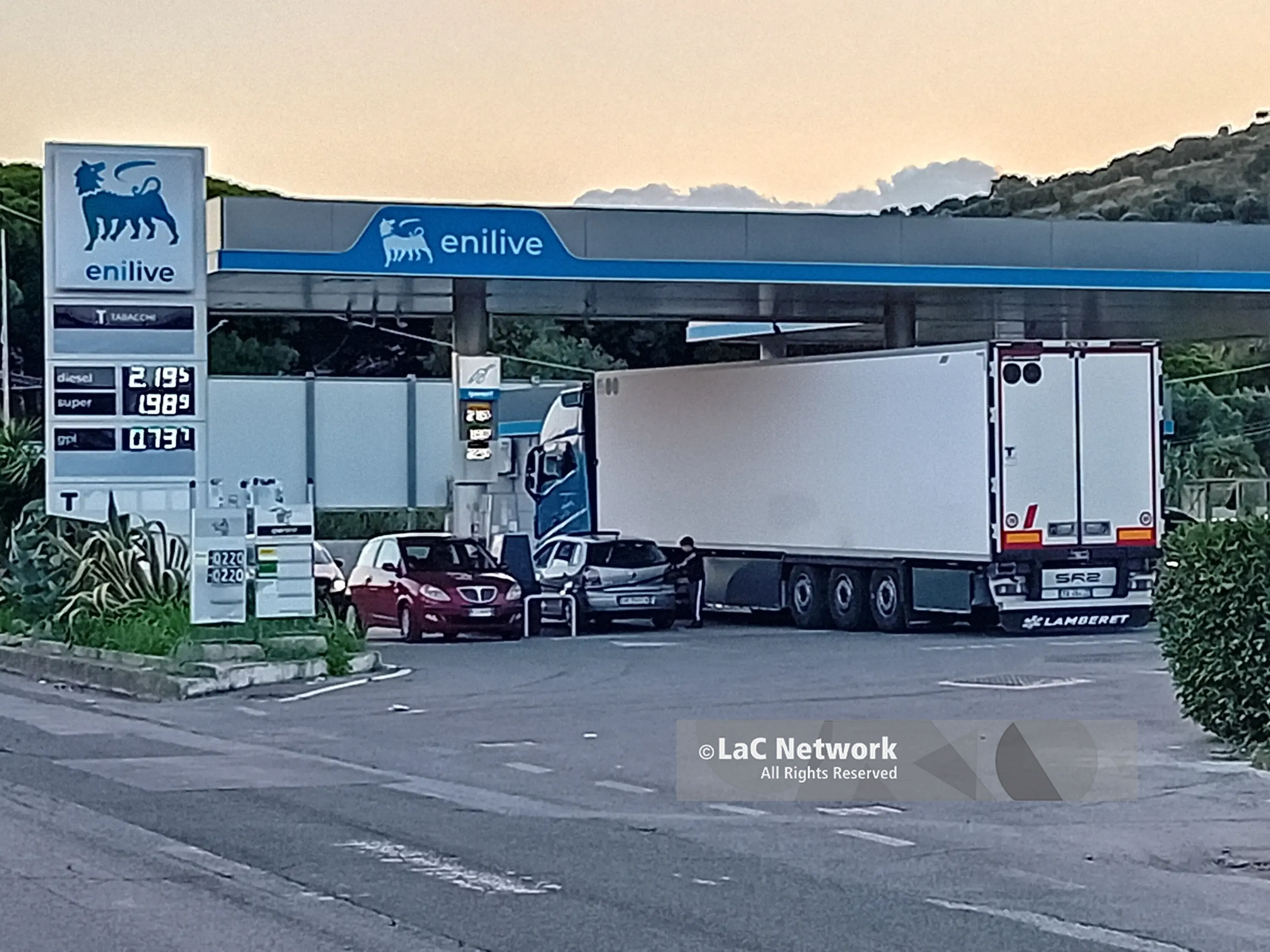Carburanti, Eni proroga il tetto ai prezzi fino a fine anno: cosa cambia per benzina e diesel