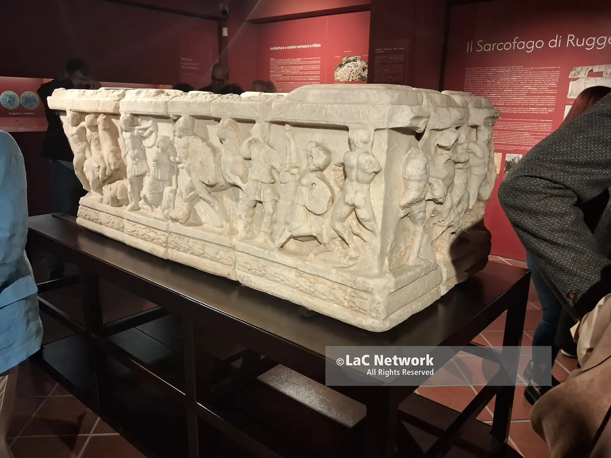Mileto riabbraccia la sua storia,\u00A0esposto\u00A0il sarcofago di Eremburga:\u00A0nel 2027 torna anche quello di Ruggero I d’Altavilla,\u00A0l’annuncio tra gli applausi\u00A0\n