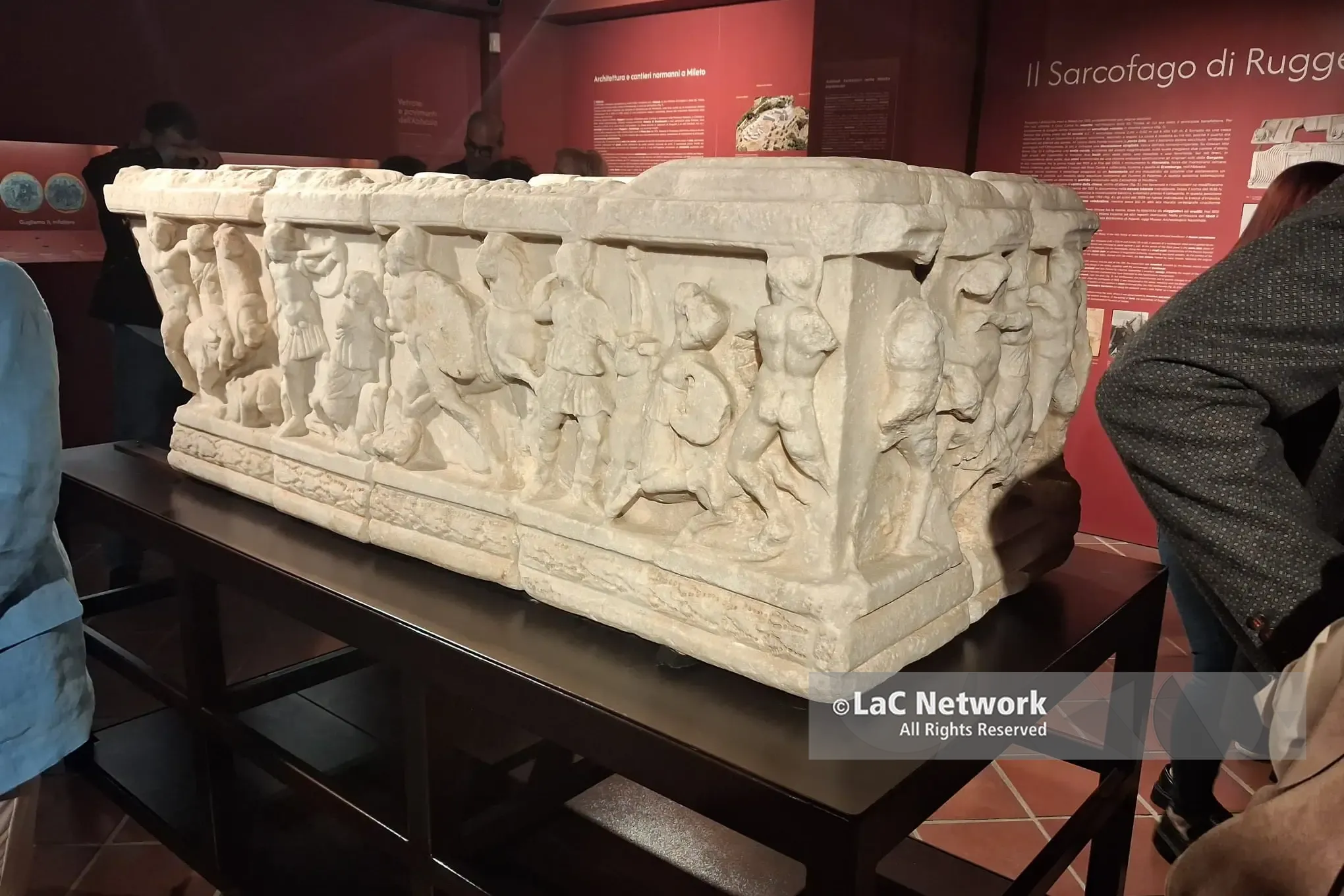 Mileto riabbraccia la sua storia,\u00A0esposto\u00A0il sarcofago di Eremburga:\u00A0nel 2027 torna anche quello di Ruggero I d’Altavilla,\u00A0l’annuncio tra gli applausi\u00A0\n