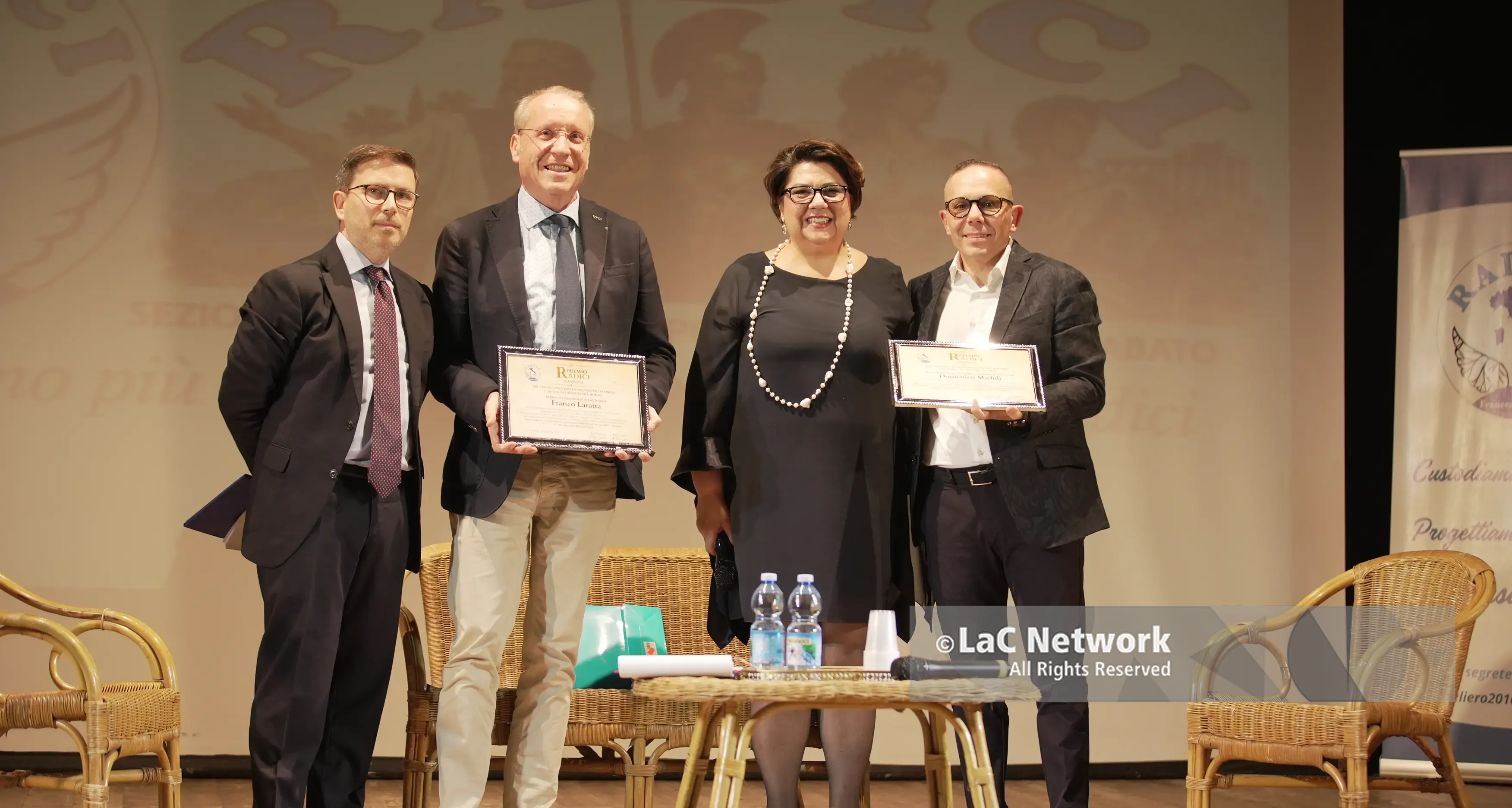 Premio Radici, Cirò Marina celebra la Calabria che costruisce futuro con LaC protagonista: riconoscimenti a Maduli e Laratta\n