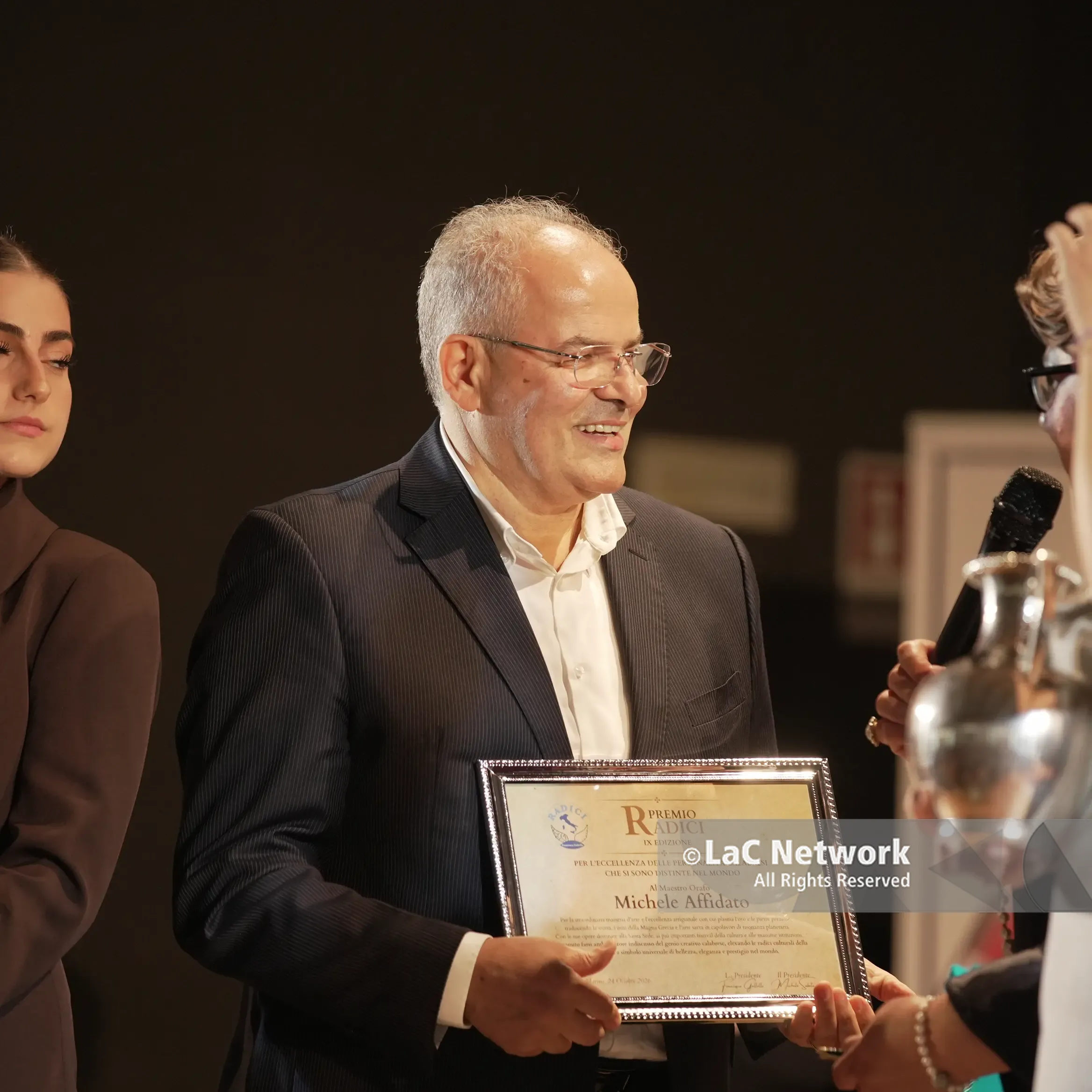 Dal Vaticano a Sanremo, l’arte di Michele Affidato protagonista al Premio Radici: riconoscimento anche al figlio Antonio\n