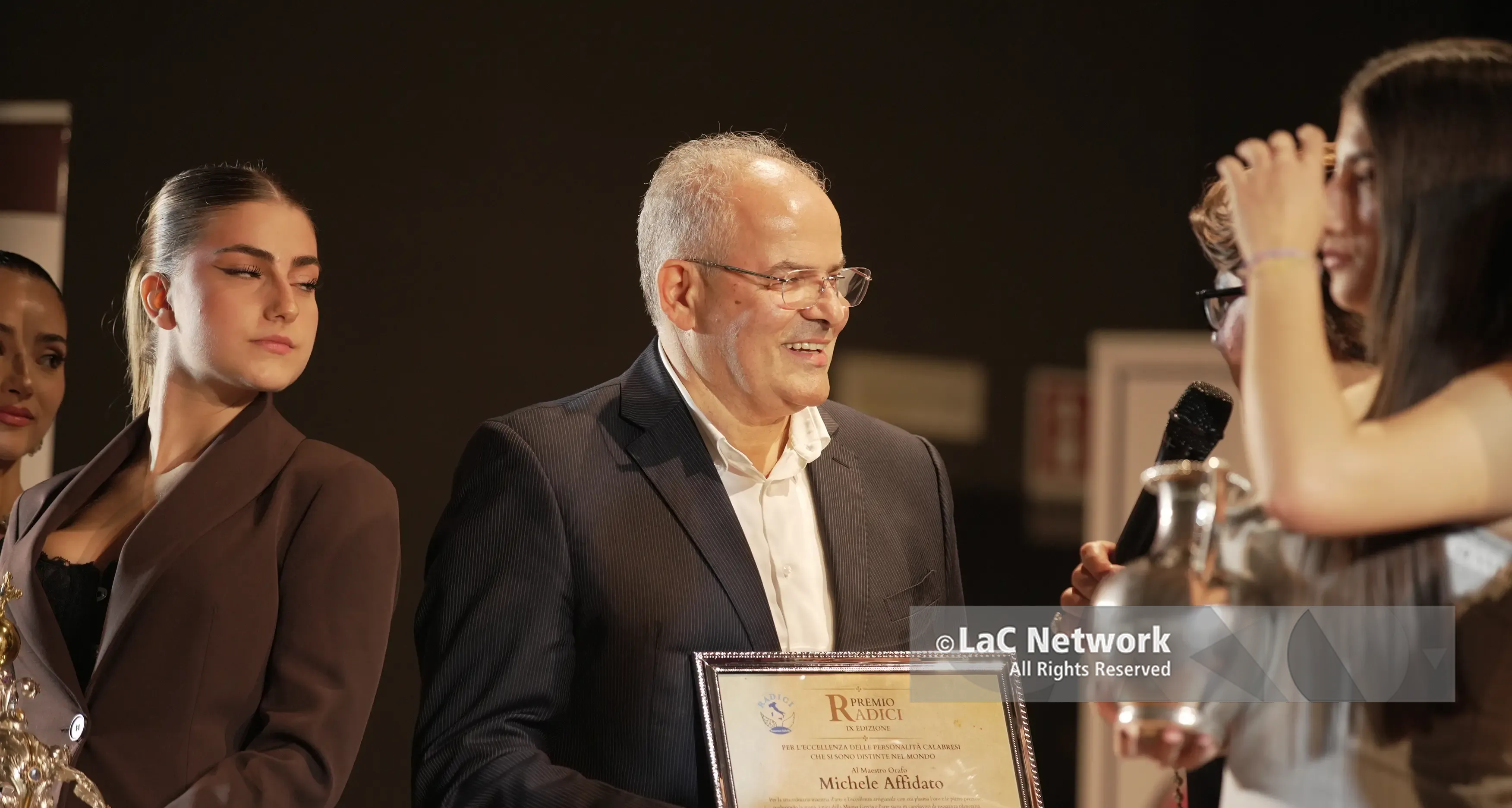 Dal Vaticano a Sanremo, l’arte di Michele Affidato protagonista al Premio Radici: riconoscimento anche al figlio Antonio\n