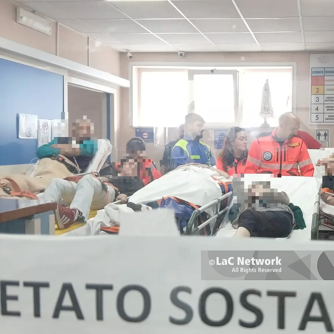 Pronto soccorso di Vibo,\u00A0i pazienti restano sulle barelle delle ambulanze e i mezzi sono costretti a fermarsi. La denuncia di un familiare: «Mia zia si contorce dal dolore da ore»\u00A0\n