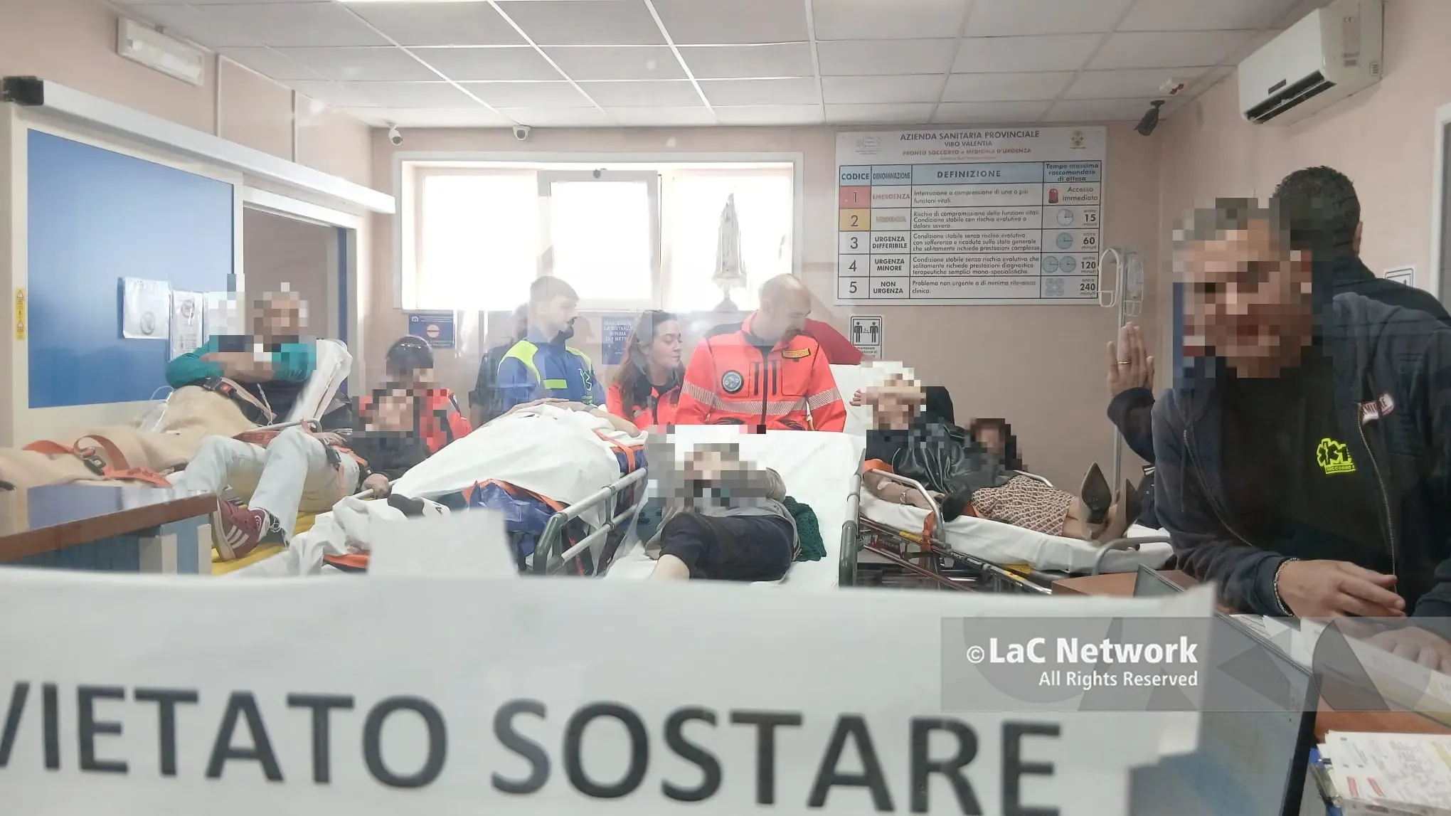 <p>Pronto soccorso di Vibo, ambulanze ferme con i pazienti sulle barelle. <span style=\"color:hsl(0, 75%, 60%);\">La denuncia </span>di un familiare: «Mia zia si contorce dal dolore da ore» </p>