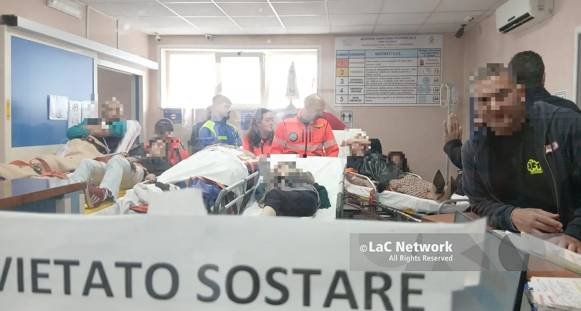 Pronto soccorso di Vibo,\u00A0i pazienti restano sulle barelle delle ambulanze e i mezzi sono costretti a fermarsi. La denuncia di un familiare: «Mia zia si contorce dal dolore da ore»\u00A0\n