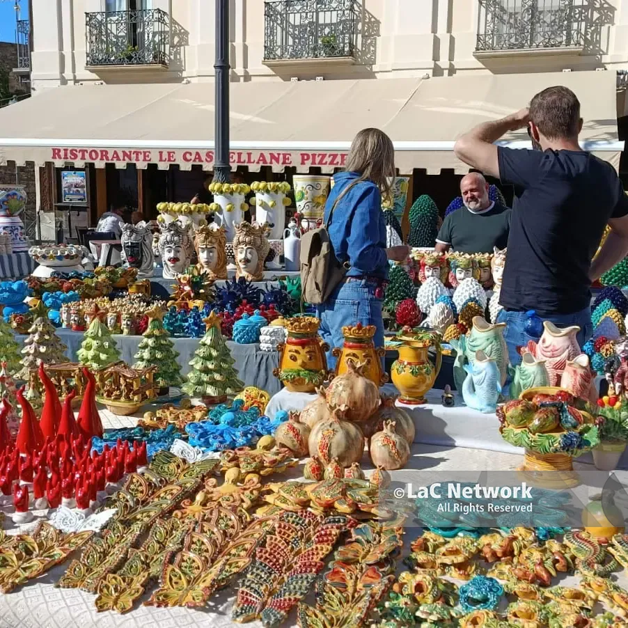 Pizzo si prepara alla storica Fiera di Ognissanti, ceramisti già in piazza e turisti d’autunno entusiasti: «Qui è bellissimo». Il sindaco: «Siamo cresciuti»\n