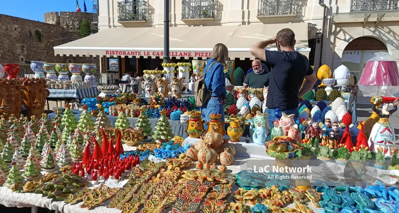 Pizzo si prepara alla storica Fiera di Ognissanti, ceramisti già in piazza e turisti d’autunno entusiasti: «Qui è bellissimo». Il sindaco: «Siamo cresciuti»\n