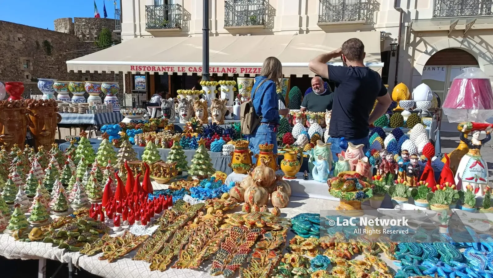 Pizzo si prepara alla storica Fiera di Ognissanti, ceramisti già in piazza e turisti d’autunno entusiasti: «Qui è bellissimo». Il sindaco: «Siamo cresciuti»\n