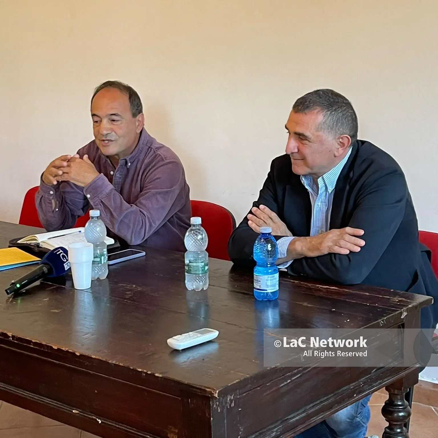 <p>Riace, <span style=\"color:hsl(0, 75%, 60%);\">Lucano respinge a muso duro le accuse </span>sui debiti e rilancia: «<span style=\"color:hsl(0, 75%, 60%);\">Li ha fatti la commissaria</span>, ma che senso ha amministrare in un <span style=\"color:hsl(0, 75%, 60%);\">clima di perenne pressione?</span>»</p>