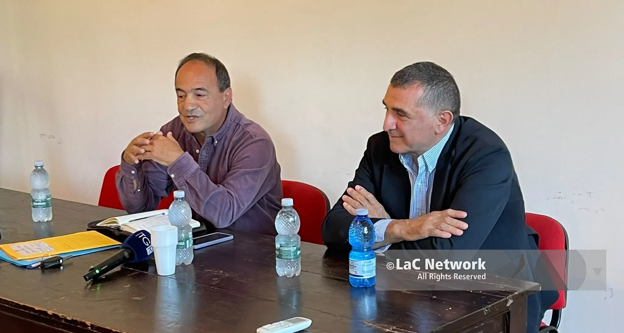 <p>Riace, <span style=\"color:hsl(0, 75%, 60%);\">Lucano respinge le accuse sui debiti</span>: «Li ha fatti la commissaria. Se non ci vogliono farebbero prima a dirlo»</p>