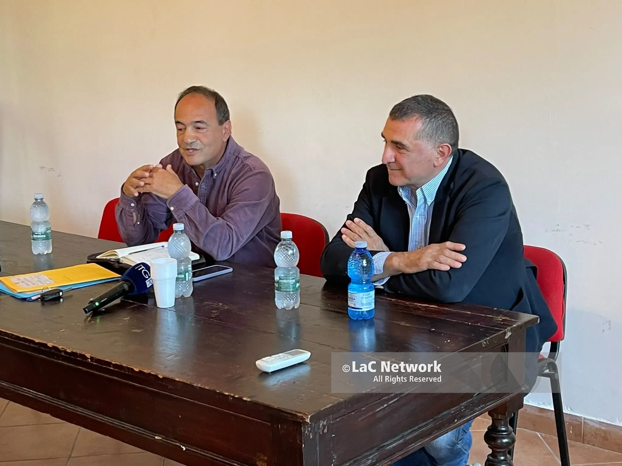 Riace, Lucano respinge a muso duro le accuse sui debiti e rilancia: «Li ha fatti la commissaria, ma che senso ha amministrare in un clima di perenne pressione?»\n