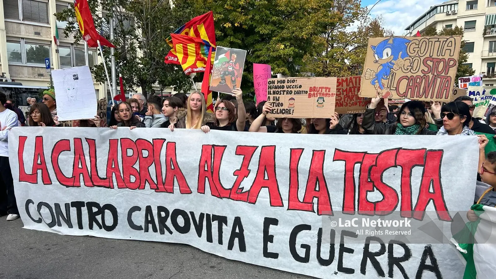 Cosenza in piazza contro carovita e spese militari: lo sciopero regionale dell’Usb | LIVE\n\u00A0\n