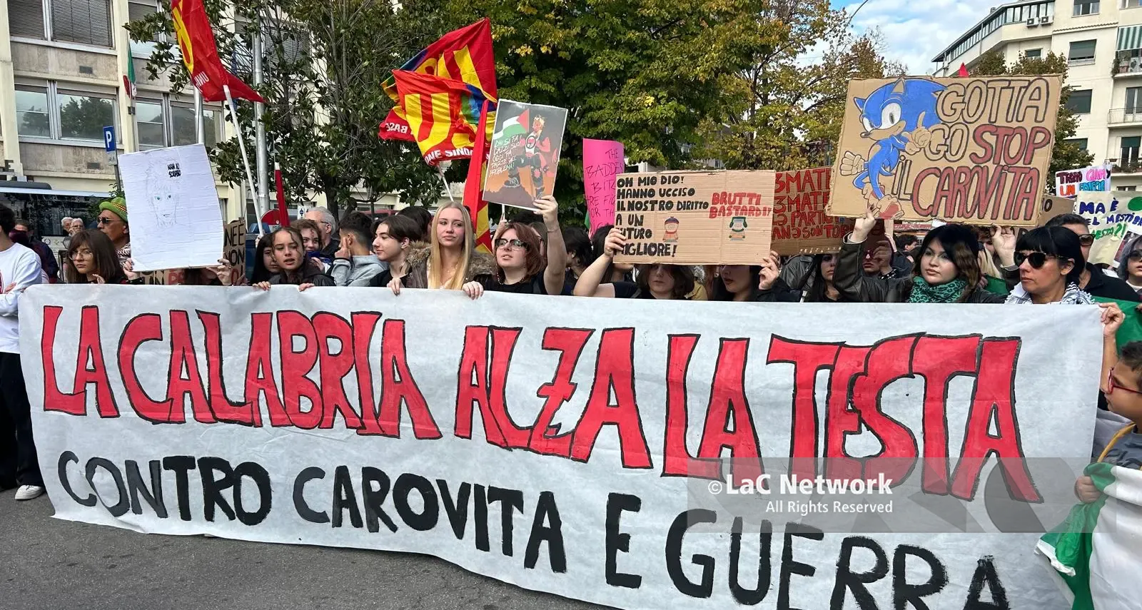 Cosenza in piazza contro carovita e spese militari: lo sciopero regionale dell’Usb | LIVE\n\u00A0\n