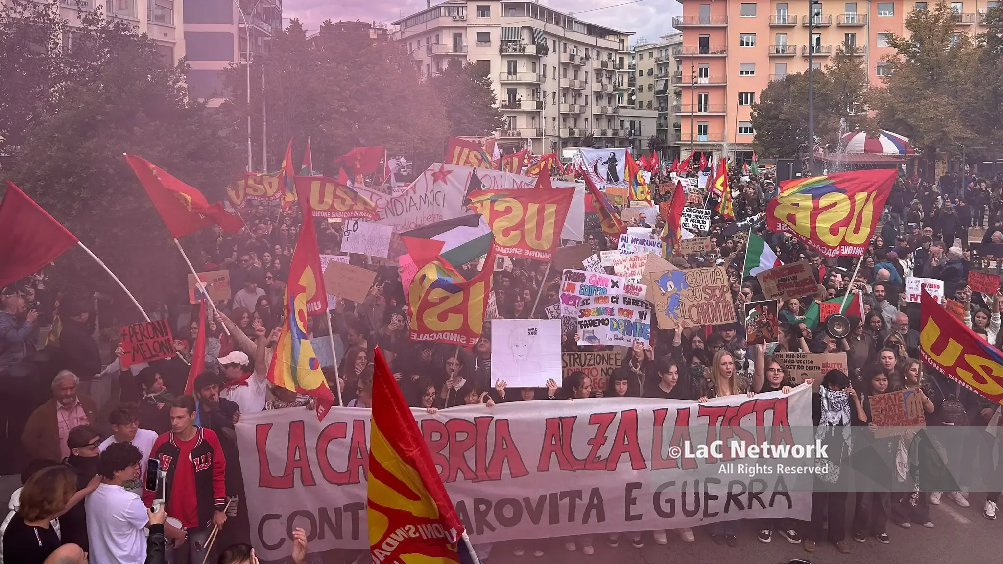 Cosenza in piazza contro carovita e spese militari: lo sciopero regionale dell’Usb | LIVE\n\u00A0\n