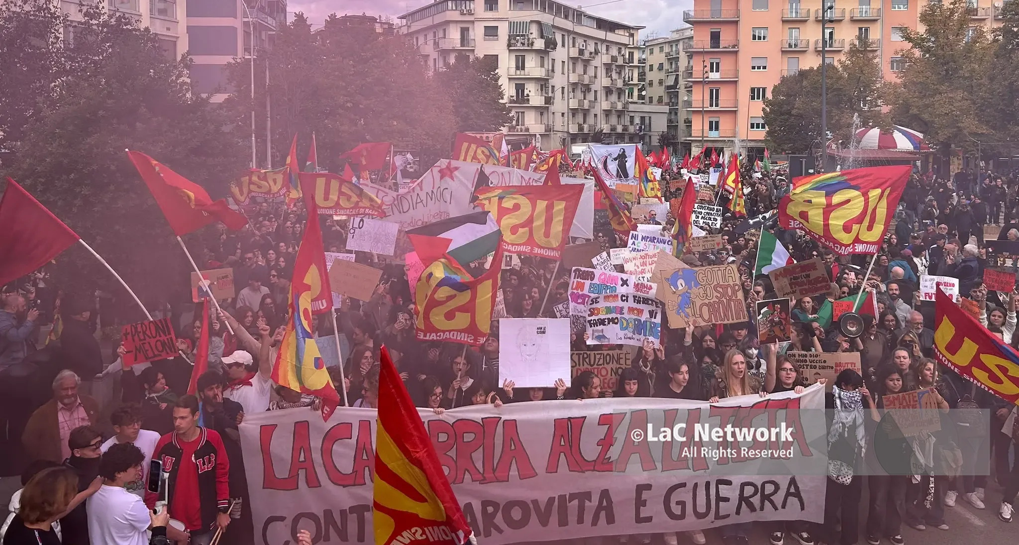 Cosenza in piazza contro carovita e spese militari: lo sciopero regionale dell’Usb | LIVE\n\u00A0\n