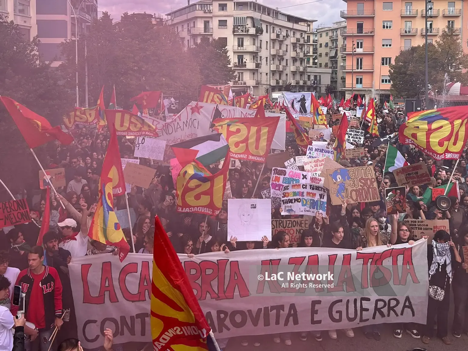 A Cosenza 5mila in piazza contro carovita e spese militari: lo sciopero regionale dell’Usb – FOTO E VIDEO