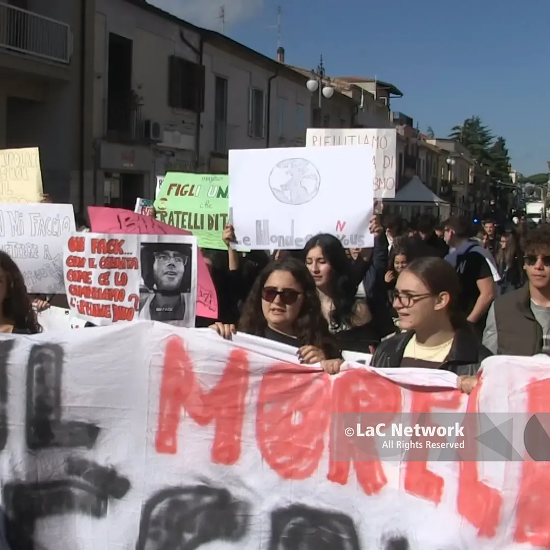 Vibo, la protesta degli studenti contro il caro vita: «Non saltiamo la scuola, lottiamo per il nostro futuro». In piazza anche a Tropea\n