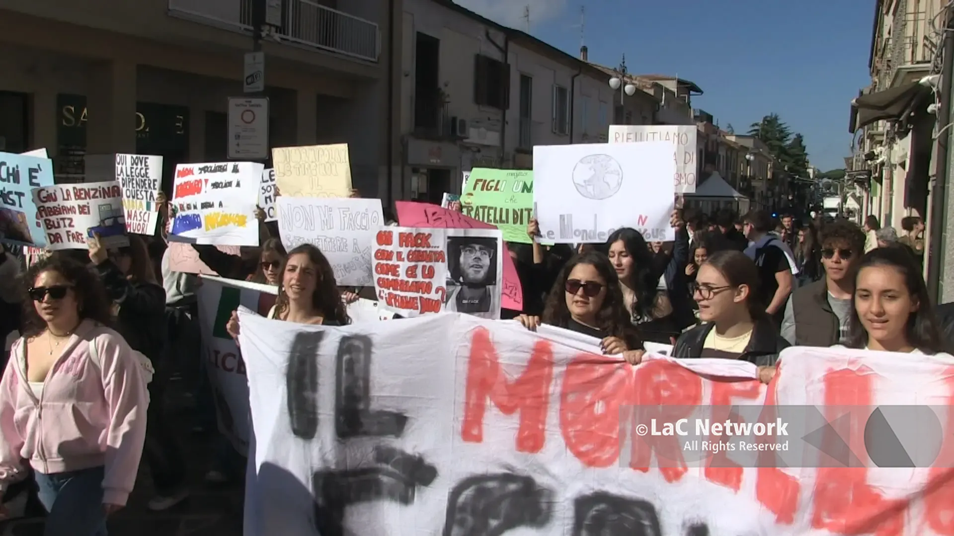<p>Vibo, la protesta degli studenti contro il caro vita: «Non saltiamo la scuola, <span style=\"color:hsl(0, 75%, 60%);\">lottiamo per il nostro futuro</span>». In piazza anche a Tropea</p>