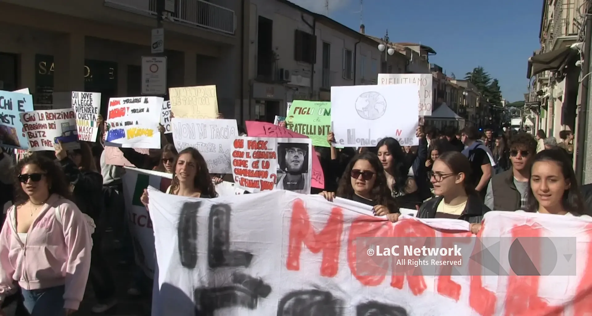 Vibo, la protesta degli studenti contro il caro vita: «Non saltiamo la scuola, lottiamo per il nostro futuro». In piazza anche a Tropea\n