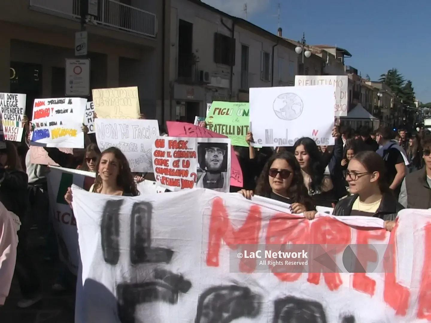Vibo, la protesta degli studenti contro il caro vita: «Non saltiamo la scuola, lottiamo per il nostro futuro». In piazza anche a Tropea