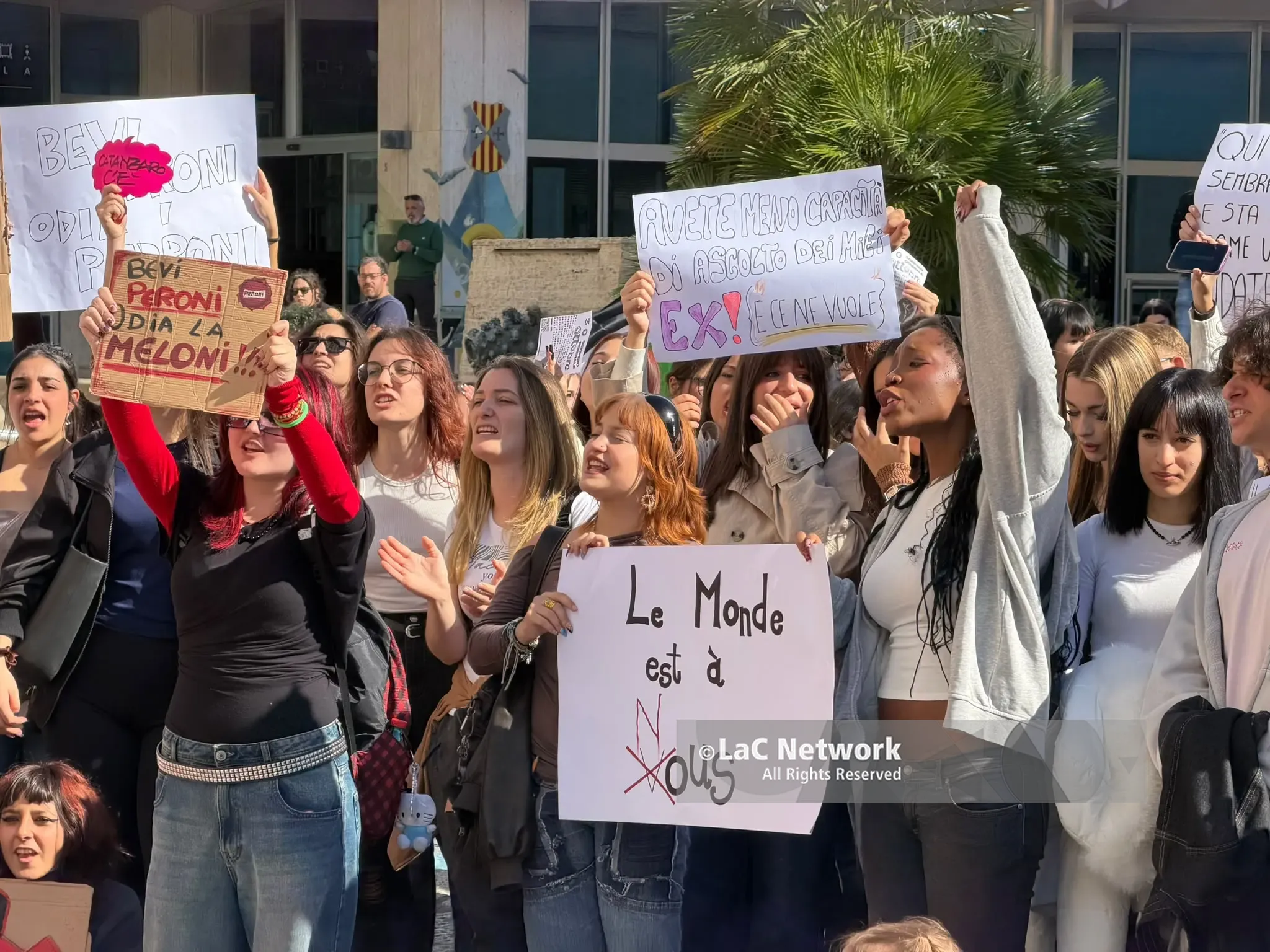 Catanzaro, corteo contro il caro vita e le spese militari: in piazza studenti, lavoratori e associazioni\n