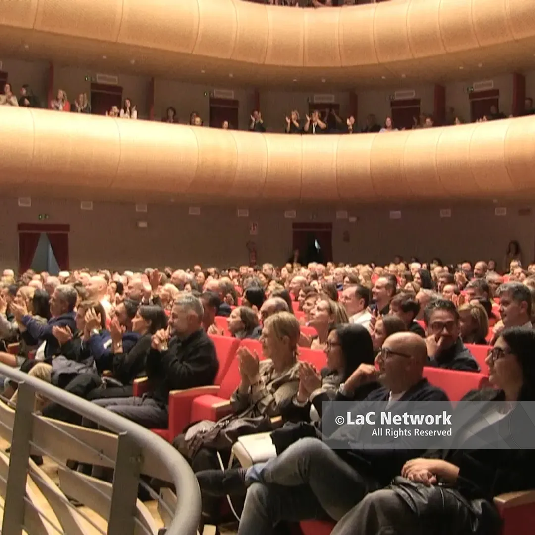 Ancora un sold out al Teatro Comunale di Vibo, pienone per Chiara Francini. Il sindaco: «La città aveva bisogno di questo luogo»\n
