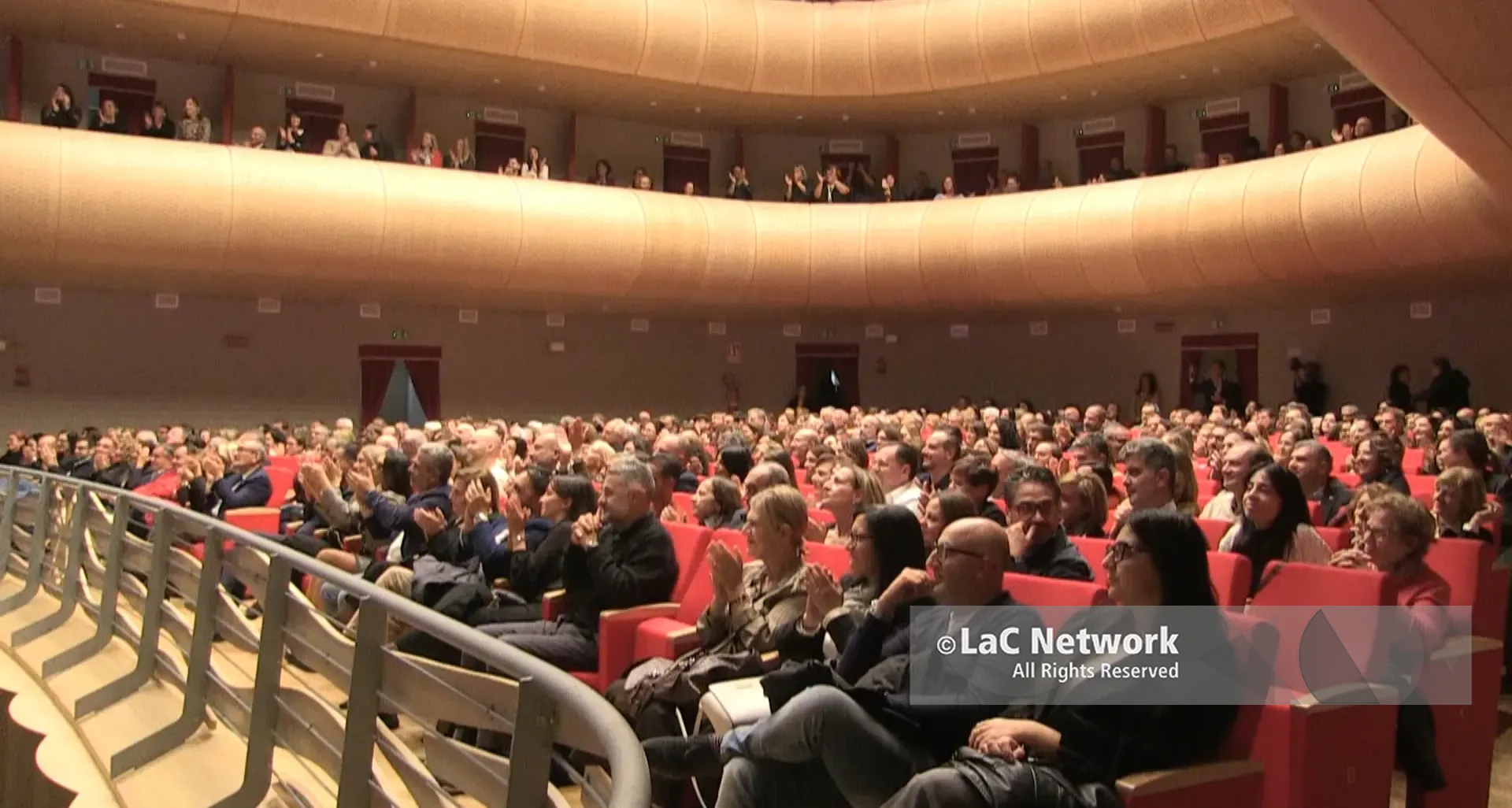 Ancora un sold out al Teatro Comunale di Vibo, pienone per Chiara Francini. Il sindaco: «La città aveva bisogno di questo luogo»\n