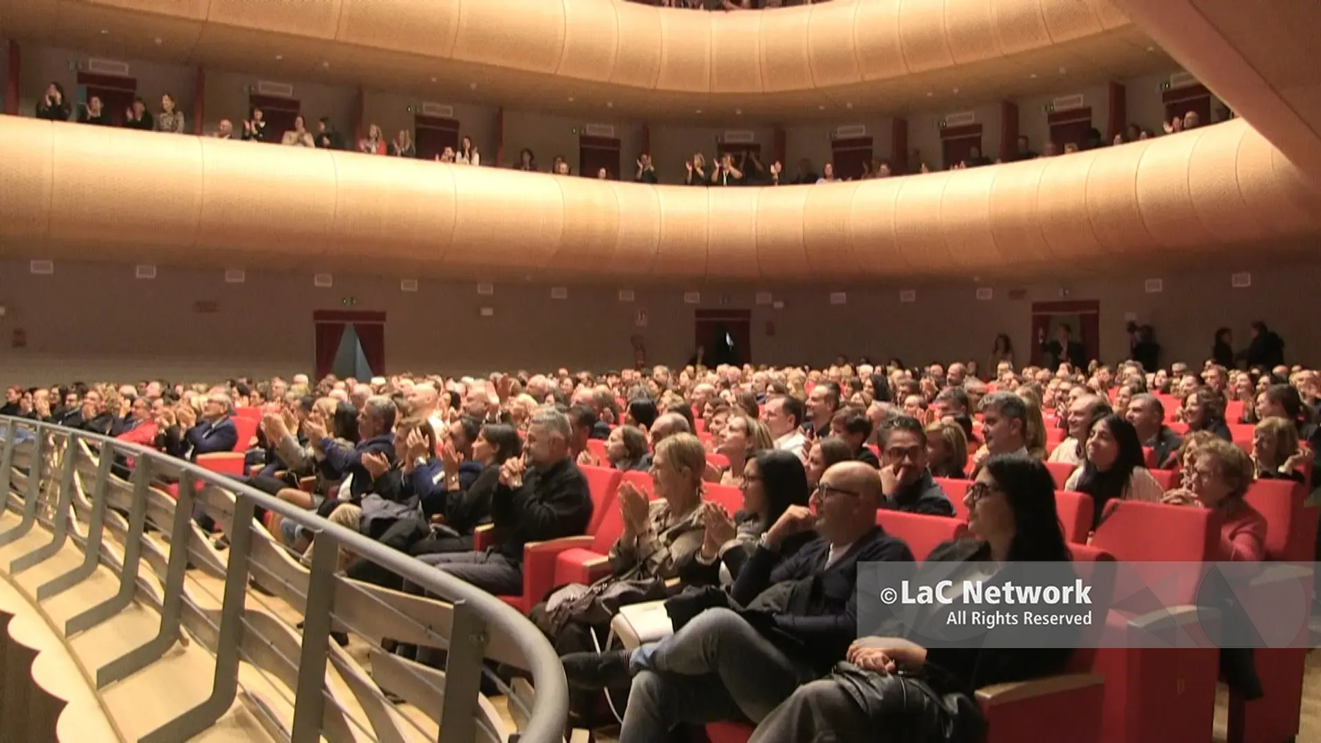 Ancora un sold out al Teatro Comunale di Vibo, pienone per Chiara Francini. Il sindaco: «La città aveva bisogno di questo luogo»\n