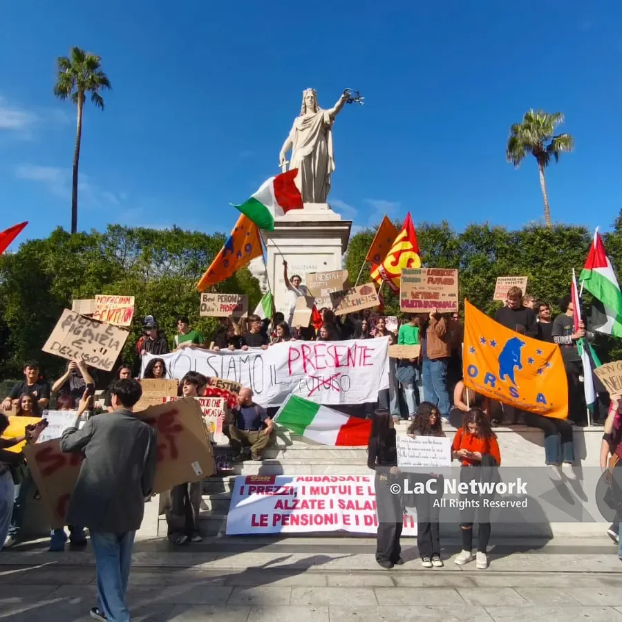 L’Usb scende in piazza a Reggio e raccoglie la protesta dei più giovani che ora alzano la voce: «L’istruzione non può essere un lusso»\n