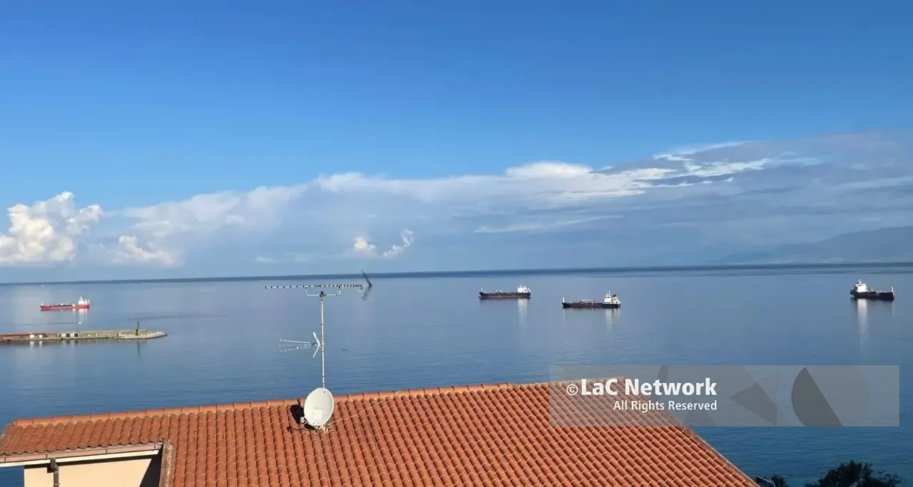 Vibo Marina, quattro petroliere ferme in rada e banchine deserte: l'insolito affollamento davanti al porto\n